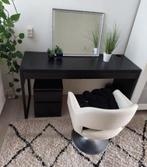 IKEA Micke Bureau zwart bruin. Met 2 opberglades. 142 bij 50, Ophalen, Zo goed als nieuw, Bureau