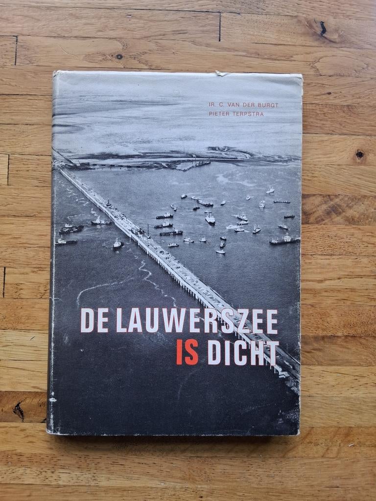 De lauwerszee is dicht dijk sluizen Fries geschiedenis fotos, Ophalen of Verzenden, Zo goed als nieuw