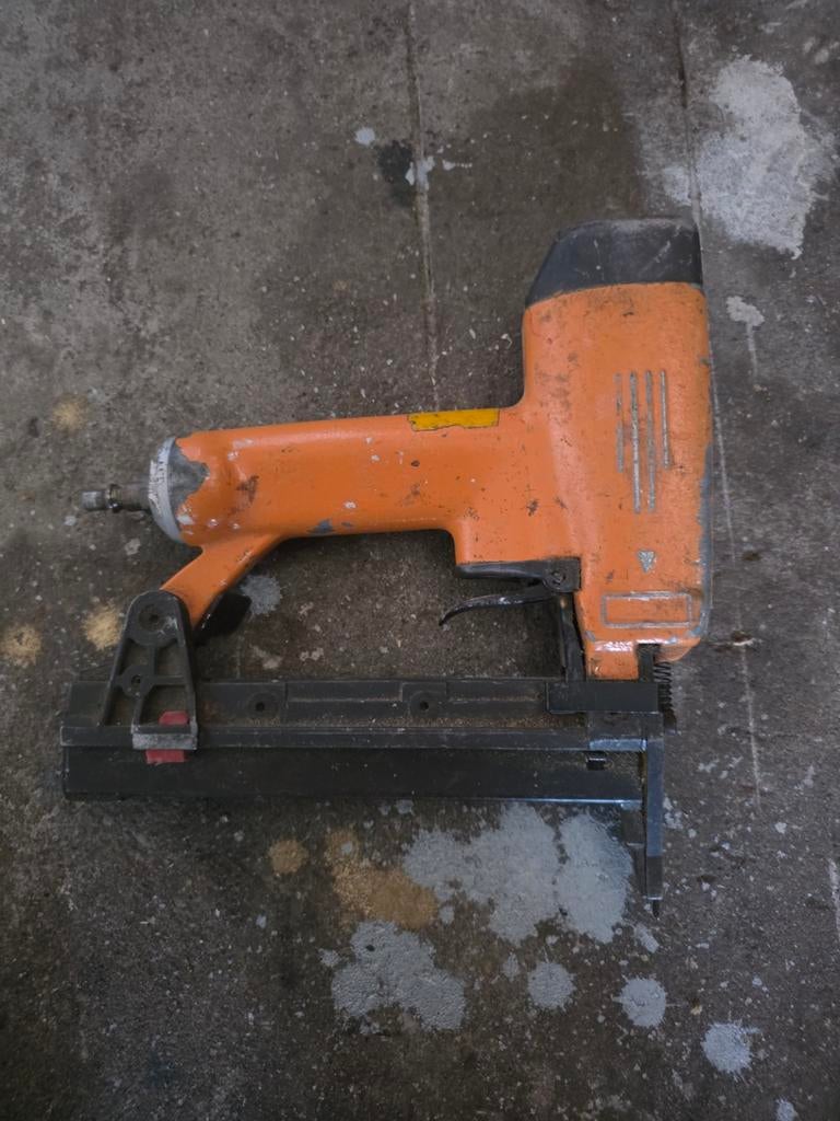 Gebruikte perslucht tacker - Oranje, merk onbekend, Ophalen of Verzenden, Gebruikt