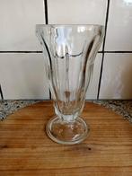 Vintage glazen vaas op voet. Dik glas., Overige kleuren, Ophalen of Verzenden, Minder dan 50 cm, Glas