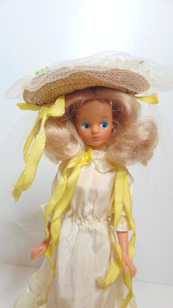 Daisy Mary Quant popje bruidsjurk, Verzamelen, Poppen, Zo goed als nieuw, Pop, Ophalen of Verzenden