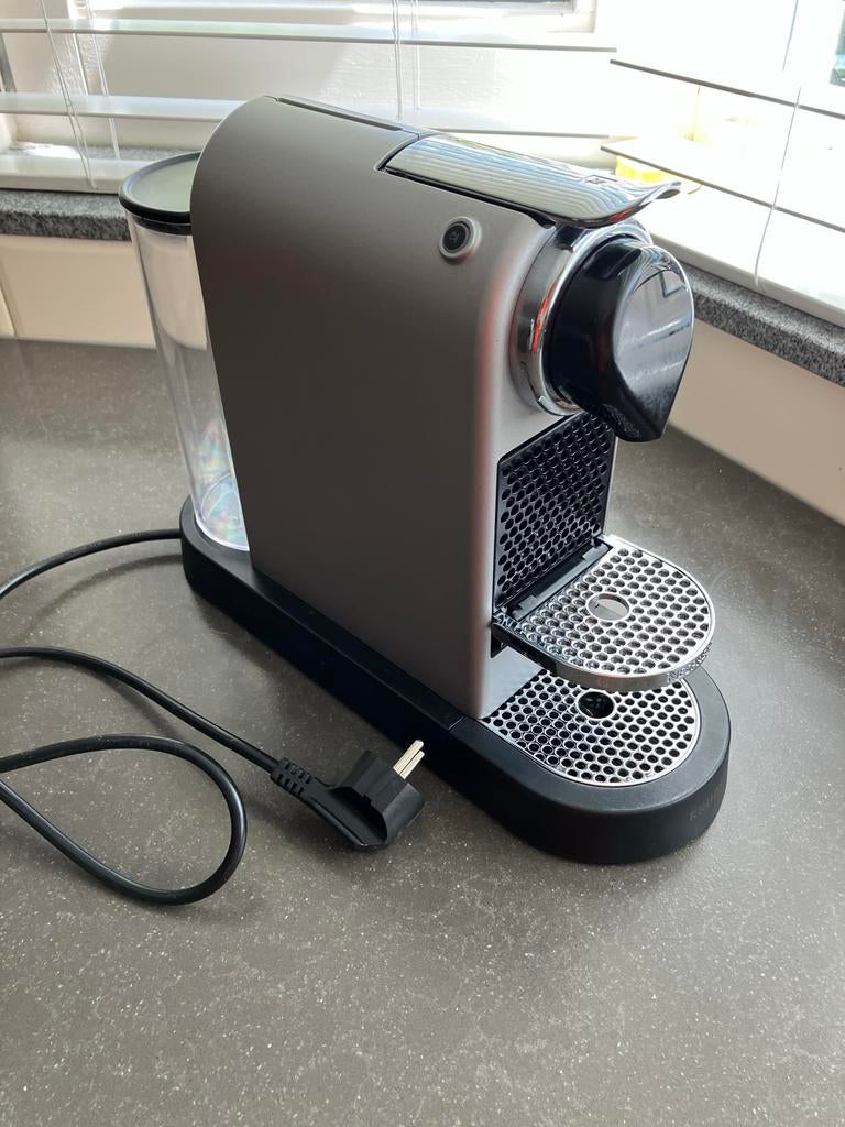 Nespresso apparaat - Werkt nog goed (lekbakje snel vol), Gebruikt, Espresso apparaat, Ophalen of Verzenden, 2 tot 4 kopjes
