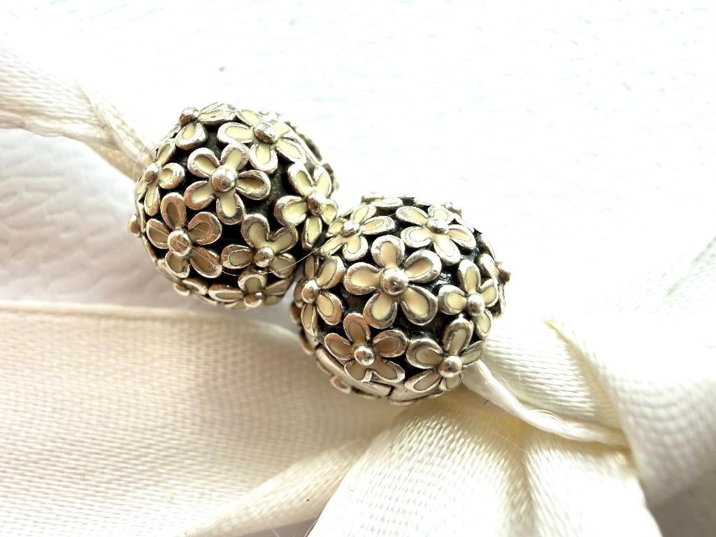 PANDORA CLIPS WITTE MARGRIETEN, Sieraden, Tassen en Uiterlijk, Bedels, Pandora, Ophalen of Verzenden, Zo goed als nieuw, 2 of 3 bedels