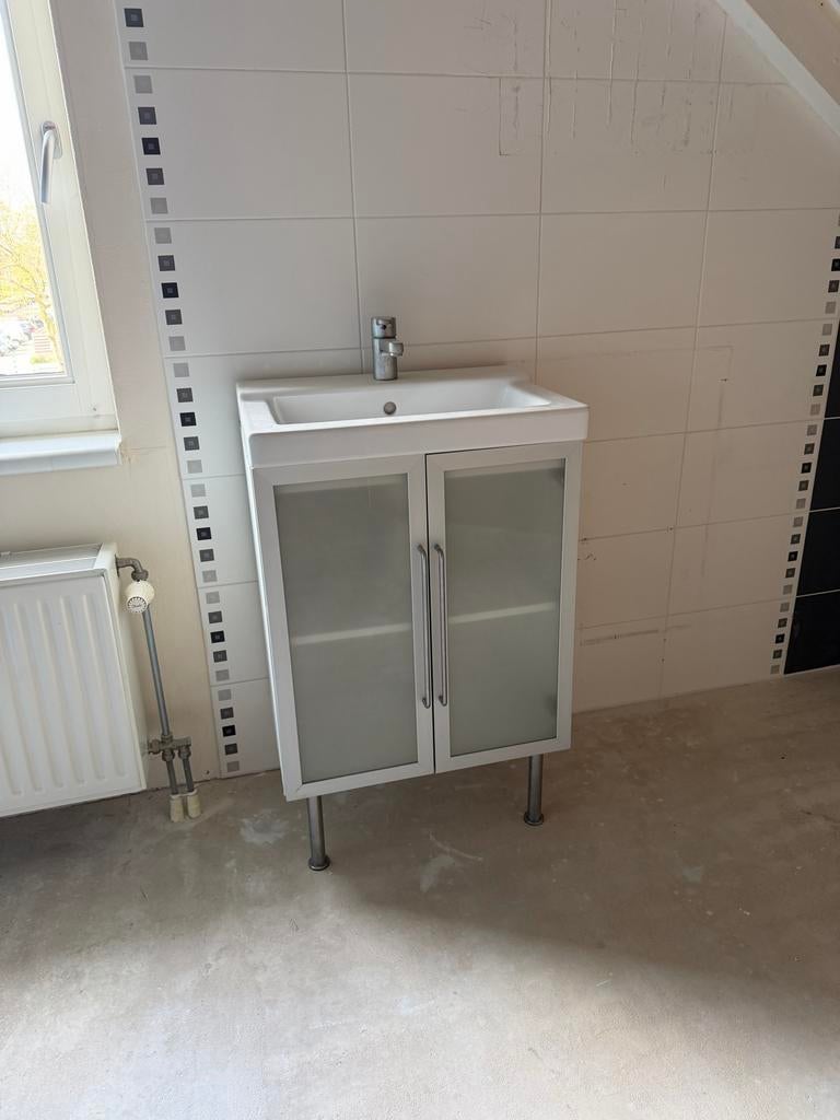 Badkamermeubel met wastafel en kraan, Huis en Inrichting, Badkamer | Badkamermeubels, Ophalen, Minder dan 50 cm, Gebruikt, Minder dan 100 cm