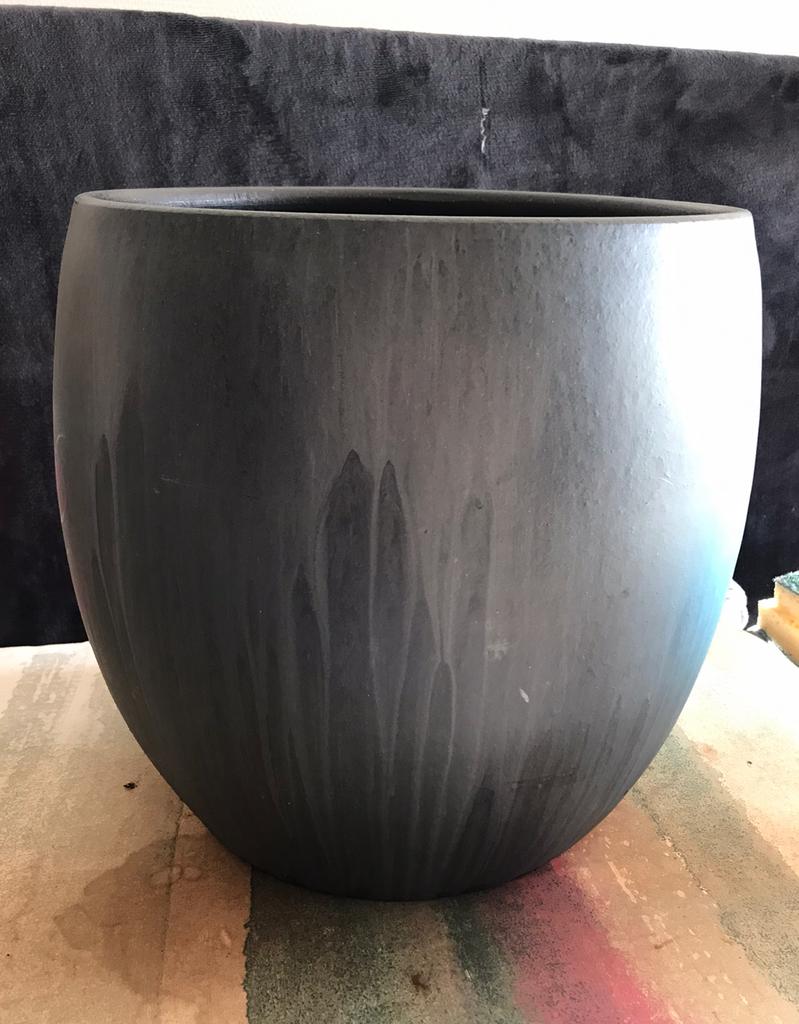 Grote hoge zwart grijs bloempot aardewerk MICA, Tuin en Terras, Bloempotten, Rond, Zo goed als nieuw, Aardewerk, 40 tot 70 cm