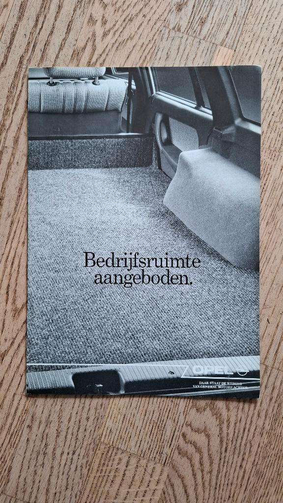Opel bedrijfswagens (Corsa, Kadett, Omega) folder 1988, Boeken, Auto's | Folders en Tijdschriften, Gelezen, Opel, Ophalen of Verzenden