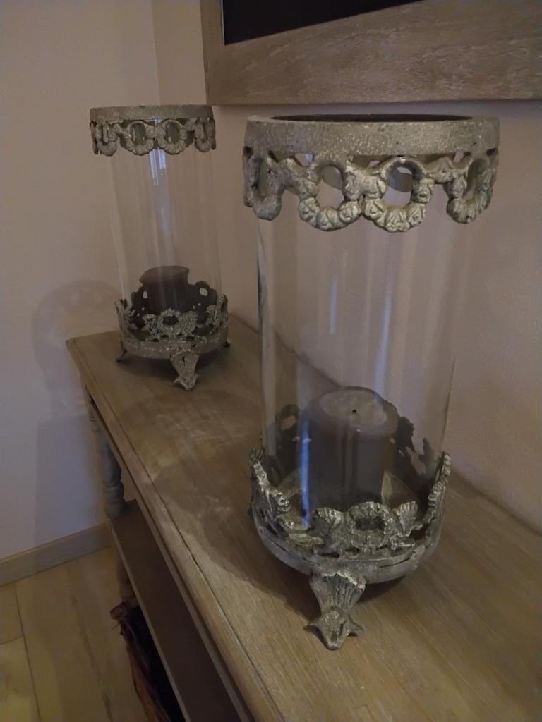 Twee glazen windlichten met metalen voet en rand, Antiek en Kunst, Ophalen