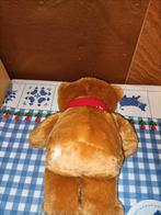 Lucardi beer knuffel met rode sjaal 28 cm groot, Ophalen of Verzenden, Zo goed als nieuw, Beer