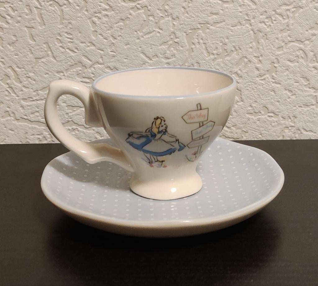 Disney Alice in Wonderland mok met schotel - Nieuwstaat, Keramiek, Ophalen of Verzenden, Zo goed als nieuw, Overige stijlen