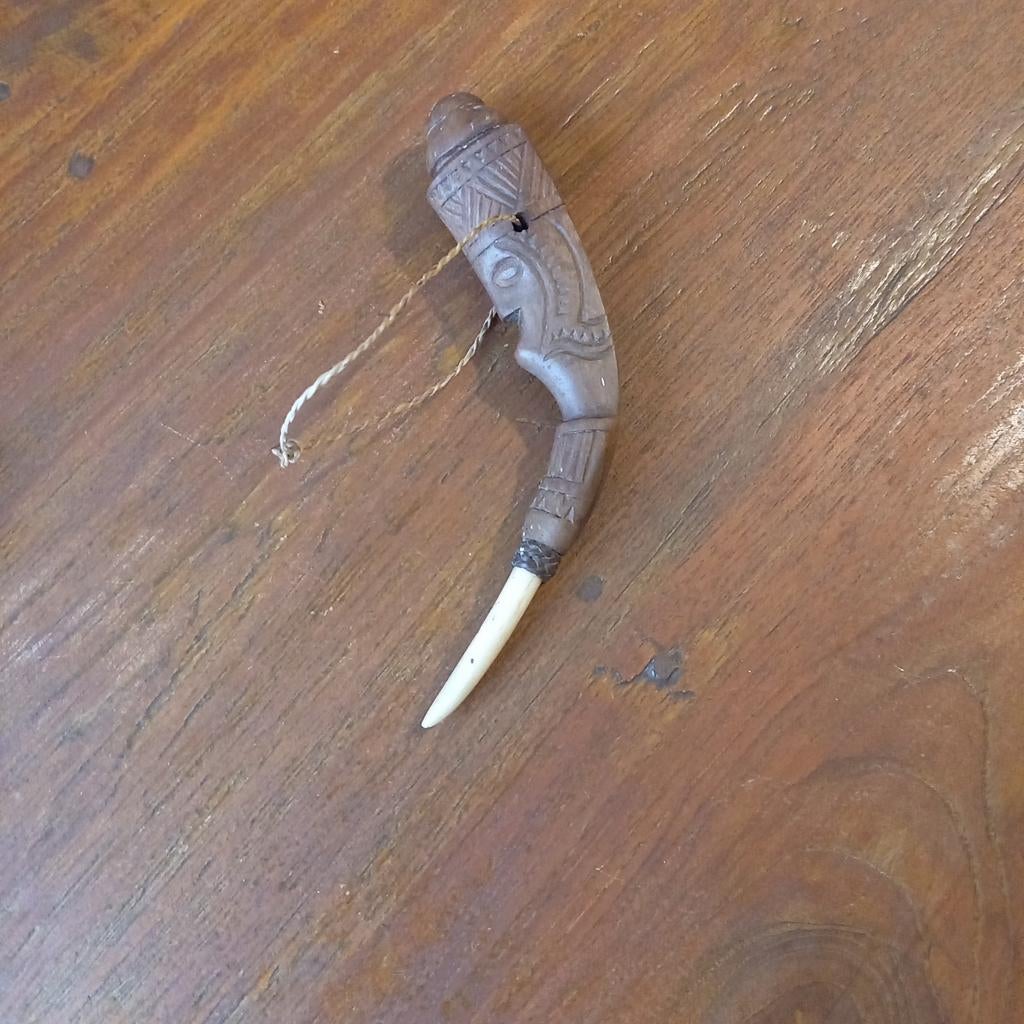 Handgesneden medicijn-/amuletcontainer – Borneo st Indonesie, Antiek en Kunst, Kunst | Niet-Westerse kunst, Ophalen of Verzenden