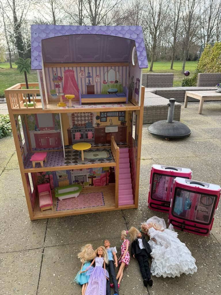 Barbiehuis groot inclusief meubels poppen kleding, Kinderen en Baby's, Speelgoed | Poppenhuizen, Ophalen, Zo goed als nieuw, Poppenhuis