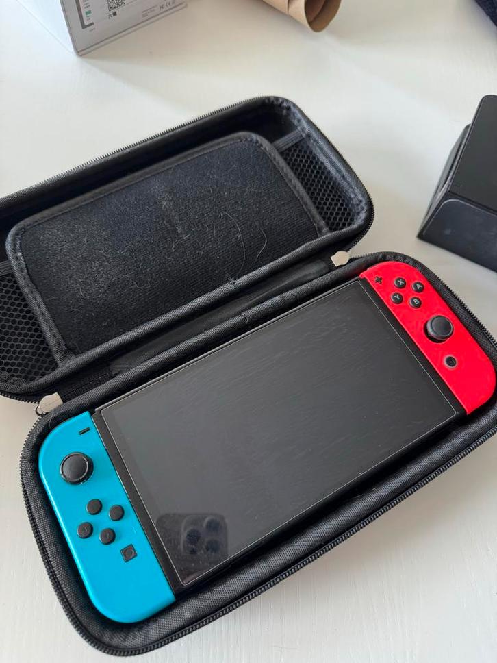 Nintendo Switch OLED with Case, Spelcomputers en Games, Spelcomputers | Nintendo Switch, Zo goed als nieuw, Switch OLED, Met 2 controllers