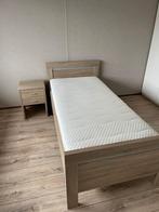 Eenpersoonsbed met matras en nachtkastje, Huis en Inrichting, Slaapkamer | Bedden, Ophalen, 90 cm, Eenpersoons, Zo goed als nieuw