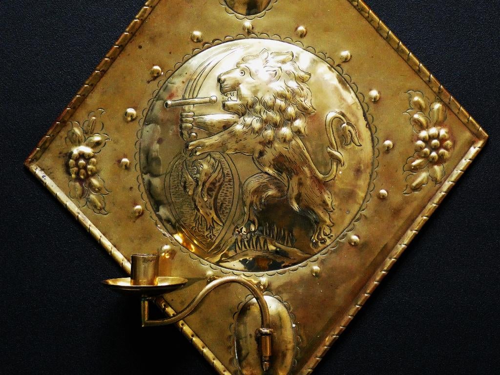 Hollandse blaker wandkandelaar linkslopende leeuw kandelaar, Antiek en Kunst, Ophalen of Verzenden, Koper of Brons