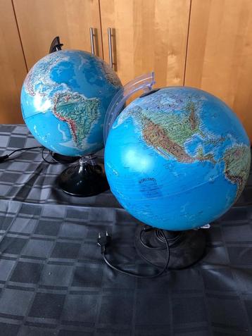 Twee Verlichte Wereldbollen beschikbaar voor biedingen