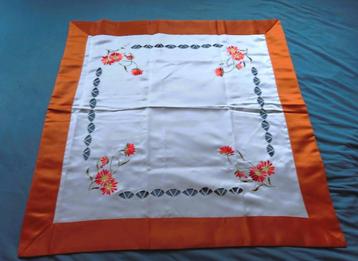Roomwit satijnen tafelkleedje oker kleur rand 85 x 85 cm beschikbaar voor biedingen