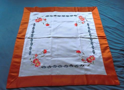 Roomwit satijnen tafelkleedje oker kleur rand 85 x 85 cm, Huis en Inrichting, Tafelkleden, Zo goed als nieuw, Vierkant, Binnen