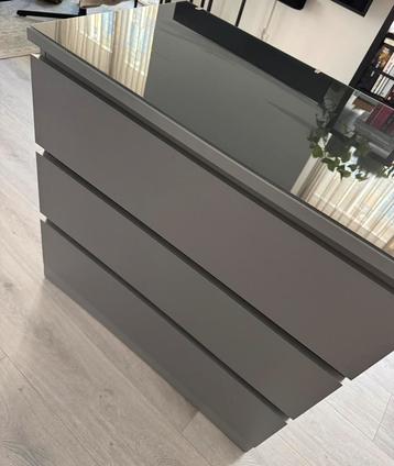 Mooie grijze lade kast met gladplaat