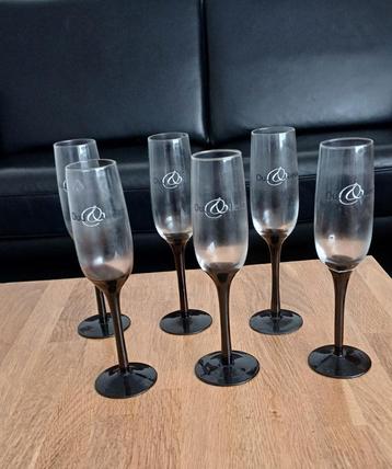 Zes Champagne glazen beschikbaar voor biedingen