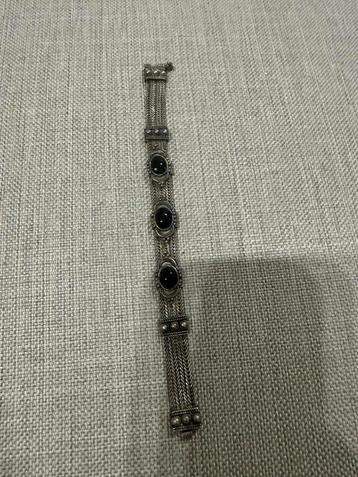 Zilveren armband met zwarte stenen beschikbaar voor biedingen