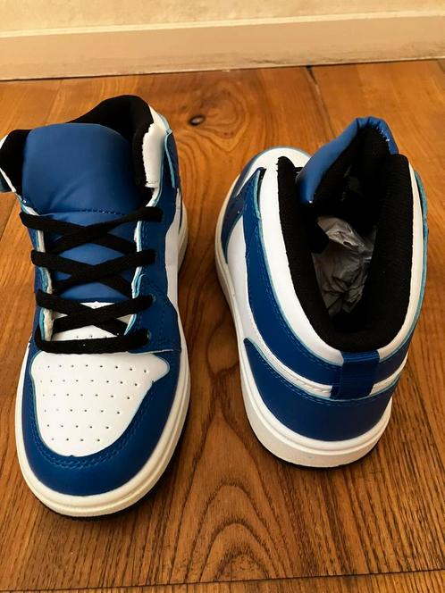 Sneaker, schoen, kinderschoen blauw/wit. Maat 30. Nieuw!, Kinderen en Baby's, Kinderkleding | Schoenen en Sokken, Nieuw, Schoenen