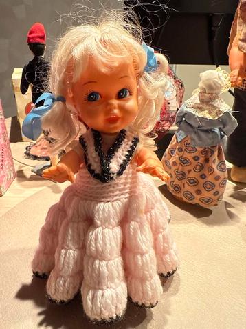 Vintage Pop met Roze Jurk beschikbaar voor biedingen