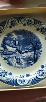 Twee vintage Chinese borden met blauw decor, Ophalen of Verzenden
