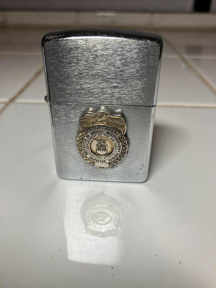 Originele Zippo met OSI badge, Uniek Collectors Item!, Verzamelen, Rookartikelen, Aanstekers en Luciferdoosjes, Zo goed als nieuw