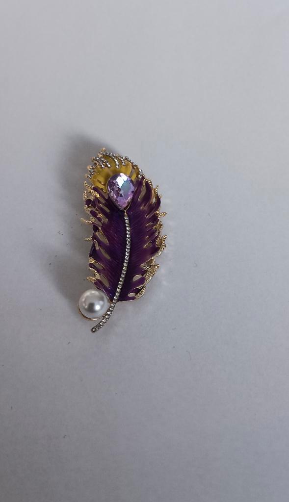 Veer broche, Sieraden, Tassen en Uiterlijk, Broches, Nieuw, Overige materialen, Overige kleuren, 4 tot 7 cm, Met strass, Ophalen of Verzenden