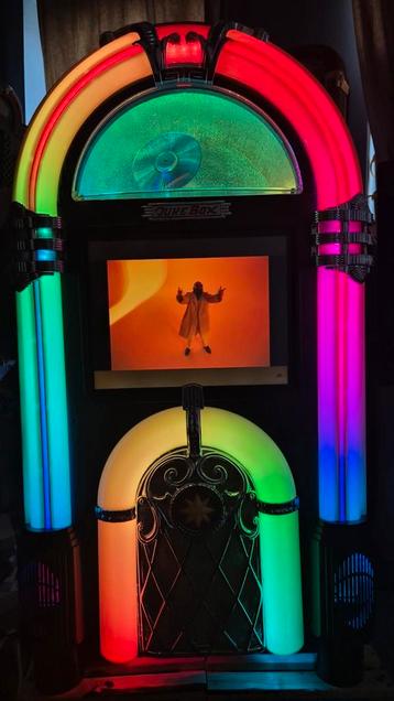 Jukebox 15inch touchscreen wifi bleutooth Spotify enzz beschikbaar voor biedingen