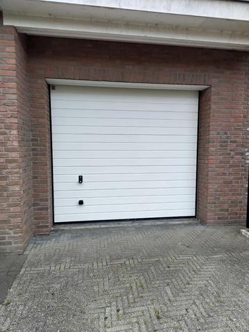 Garagedeur sectionaaldeur wit h 2.155 mm b 2.375 mm  beschikbaar voor biedingen