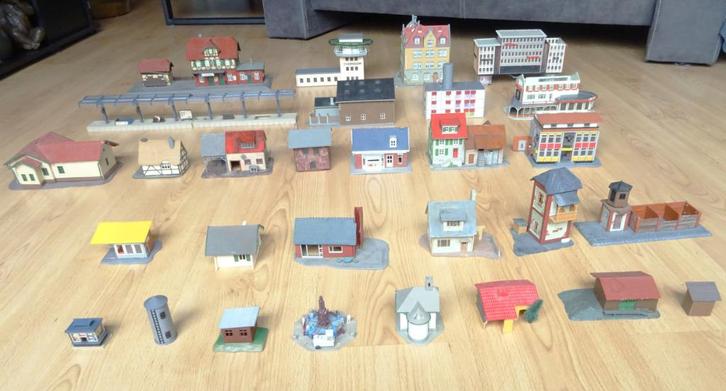 Treinhuisjes, niet alles is compleet, Hobby en Vrije tijd, Modeltreinen | H0, Gebruikt, Brug, Tunnel of Gebouw, Gelijkstroom of Wisselstroom