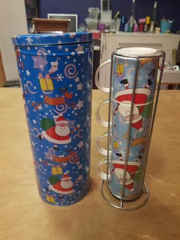 Blik met 4 kerstmokken beschikbaar voor biedingen