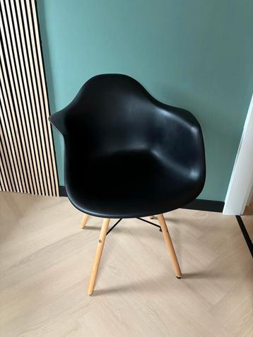 Zwarte Kuipstoel met Houten Onderstel beschikbaar voor biedingen