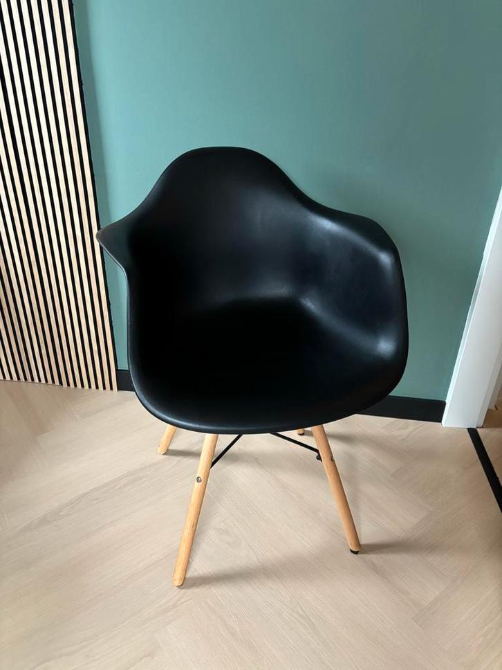 Zwarte Kuipstoel met Houten Onderstel, Huis en Inrichting, Stoelen, Gebruikt, Eén, Hout, Zwart, Ophalen