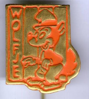 Wolfje oranje op koper stripfiguur speldje ( S_078a ) beschikbaar voor biedingen