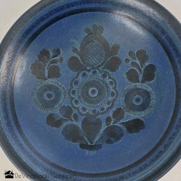 Floraal motief volkskunst schaal Willy Kagel jr. beschikbaar voor biedingen