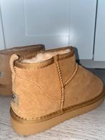 UGG Ultra Mini, Kleding | Dames, Schoenen, Pantoffels of Sloffen, Ophalen of Verzenden, Bruin, Zo goed als nieuw