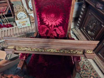 Antieke Houten Wandplank met Gouden Details beschikbaar voor biedingen