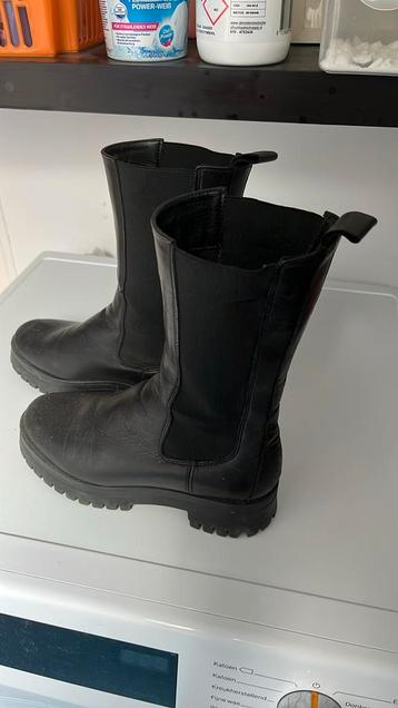 Zwart laarsje beschikbaar voor biedingen