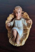 Kerststal beeld,  kindje Jezus in kribbe. Gesigneerd L.V, Diversen, Kerst, Ophalen of Verzenden