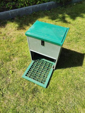 Feedomatic automatische kippen voerbak beschikbaar voor biedingen
