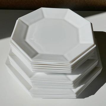 Grote stapel witte Arcoroc Octime borden beschikbaar voor biedingen