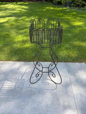 plantenbak metaal op hoge voet landelijk buiten of binnen beschikbaar voor biedingen