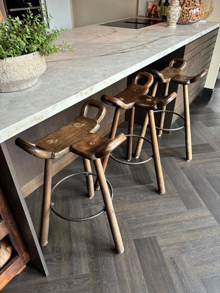 Vintage Spaanse brutalist barkrukken - handgemaakt, Huis en Inrichting, Barkrukken, Gebruikt, 60 tot 90 cm, Hout, 3 krukken, Ophalen