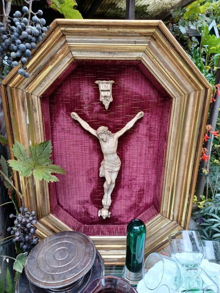 Crucifix van Meerschuim ingelijst gouden lijst rood fluweel, Antiek en Kunst, Antiek | Religie, Ophalen of Verzenden