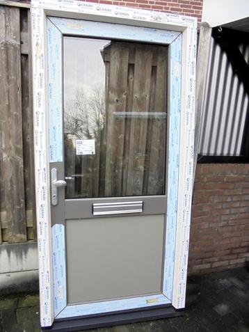 Moderne voordeur. KOOPJE beschikbaar voor biedingen