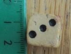 kleine oude dobbelsteen 6 gram 1,4cmx1,4cm van steen, Gebruikt, Dobbelstenen, Ophalen of Verzenden
