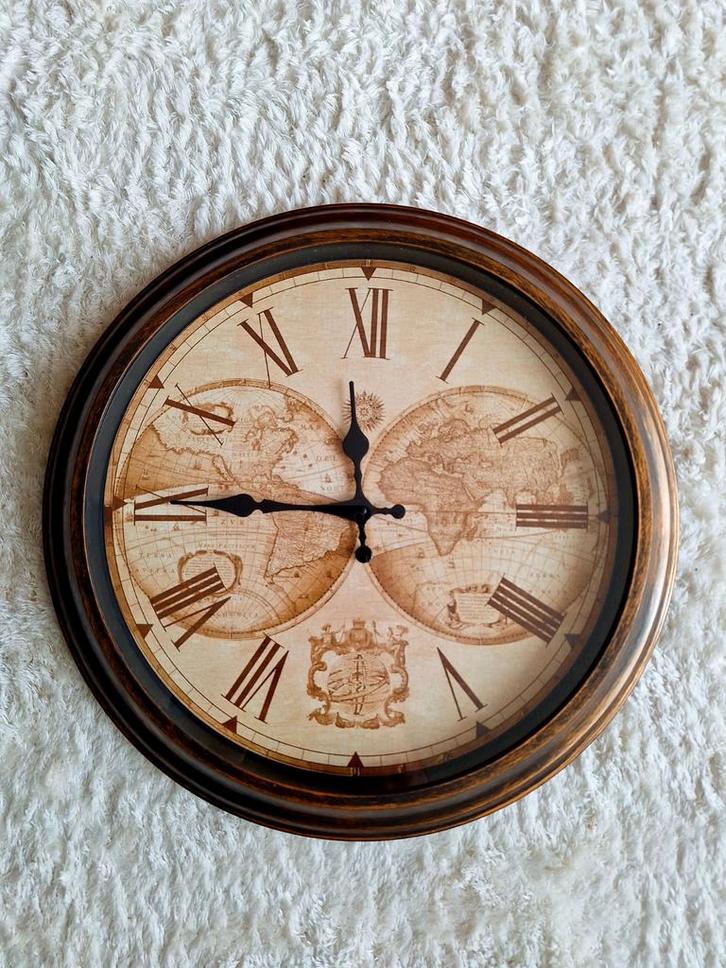 Wandklok met Wereldkaart Design, Huis en Inrichting, Woonaccessoires | Klokken, Zo goed als nieuw, Wandklok, Analoog, Ophalen of Verzenden
