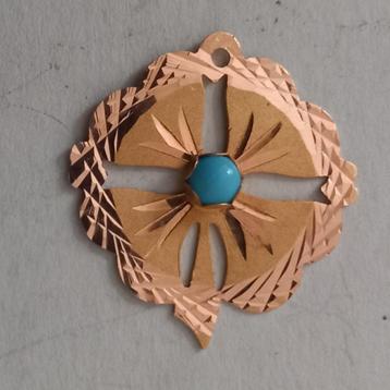 Goudkleurige hanger beschikbaar voor biedingen
